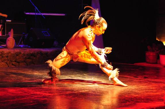 Artista demonstra como fazer pinturas típicas polinésias durante show em bar de Hanga Roa, única cidade na Ilha de Páscoa, ilha chilena no meio do Oceano Pacífico